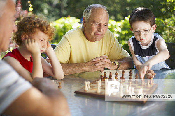 Mann  Enkelsohn  Schach  spielen