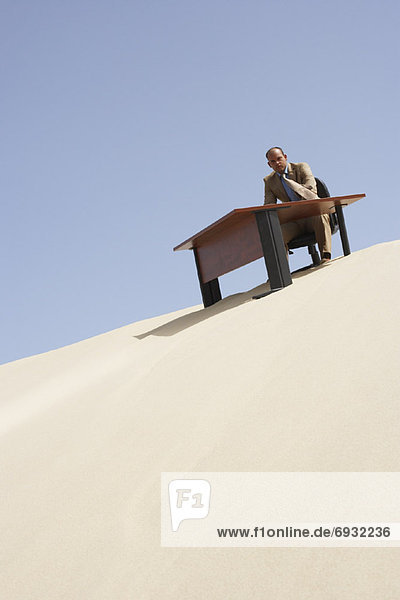 Schreibtisch Geschäftsmann hoch oben Sand Düne