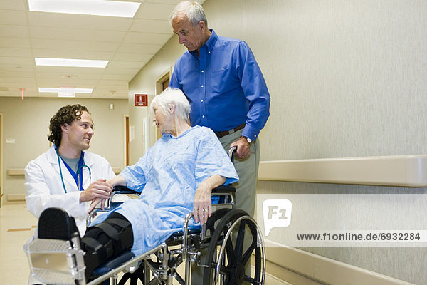 Arzt  Krankenhaus  Senior  Senioren  sprechen