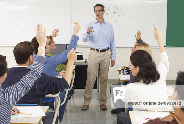 Erhöhung Hände im Klassenzimmer Studenten