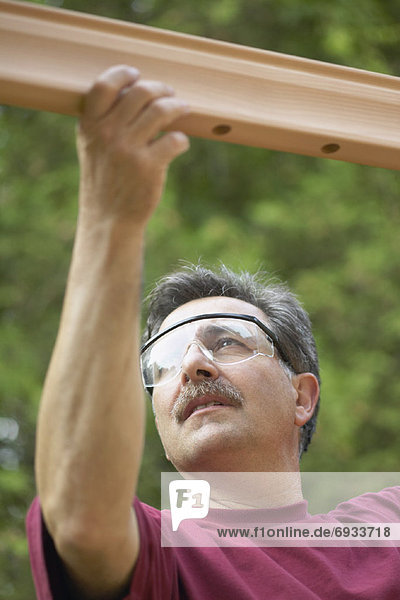 Mann halten Holz