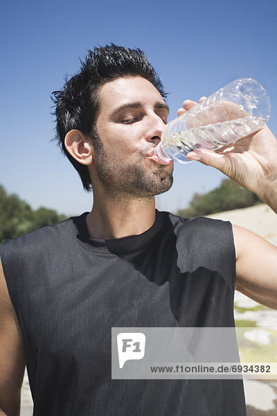 Mann abgefülltes Trinkwasser