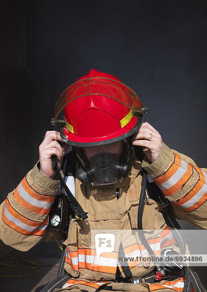entfernen  entfernt  Sauerstoffmaske  Maske  Feuerwehrmann