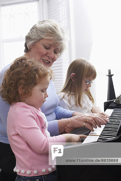 Frau  Enkeltochter  Klavier  spielen