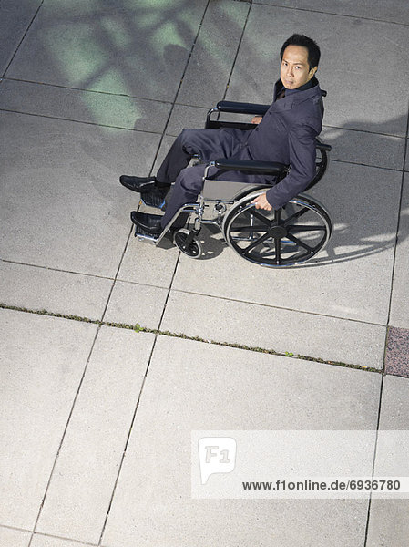 Mann im Rollstuhl