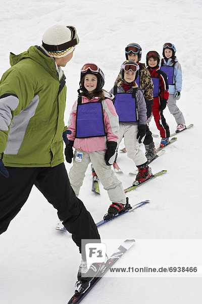 Mann unterrichten Ski Schule (Einrichtung) Student