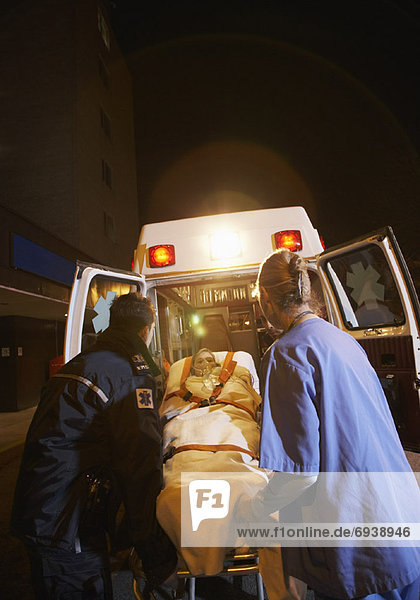 Patientin  Arzt  entfernen  entfernt  Krankenwagen  Notarzt