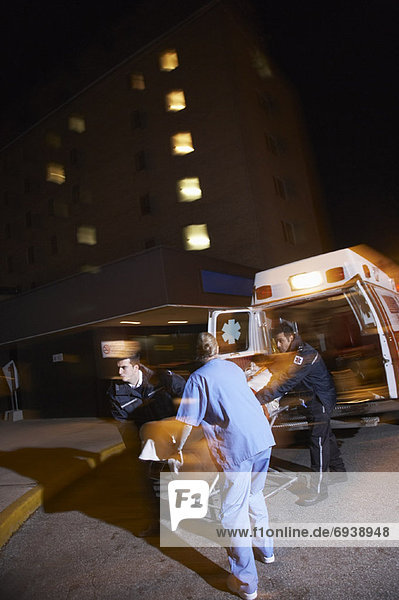 Patientin  Arzt  entfernen  entfernt  Krankenwagen