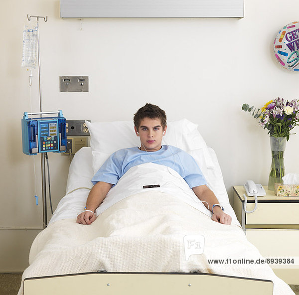 Boy in Krankenhausbett