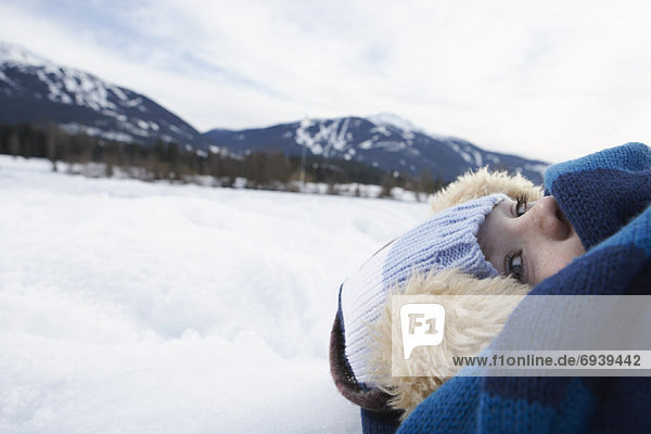 liegend  liegen  liegt  liegendes  liegender  liegende  daliegen  Portrait  Junge - Person  Schnee