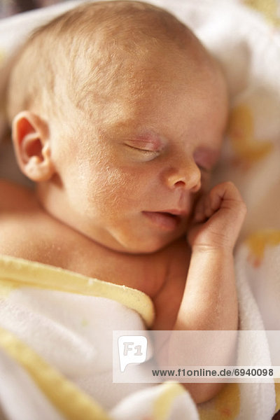 Neugeborenes neugeboren Neugeborene Portrait schlafen Baby