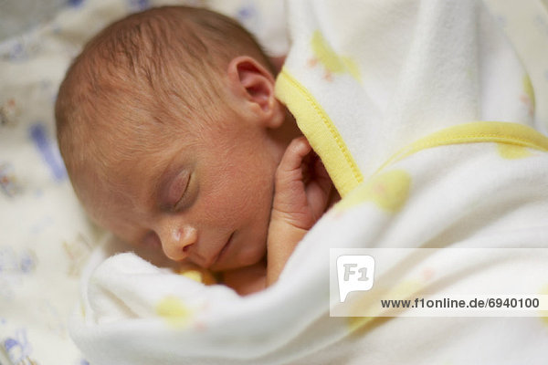 Neugeborenes neugeboren Neugeborene Portrait schlafen Baby