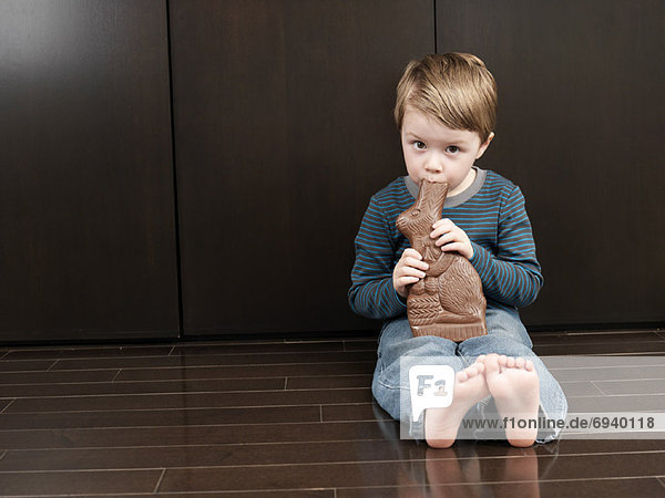 Junge - Person Schokolade essen essend isst Kaninchen