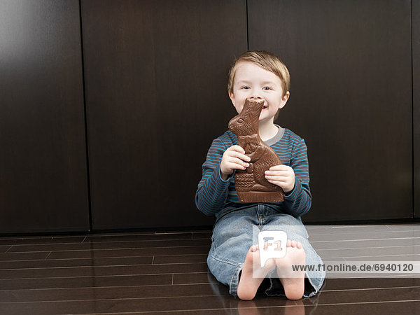 Junge - Person Schokolade essen essend isst Kaninchen