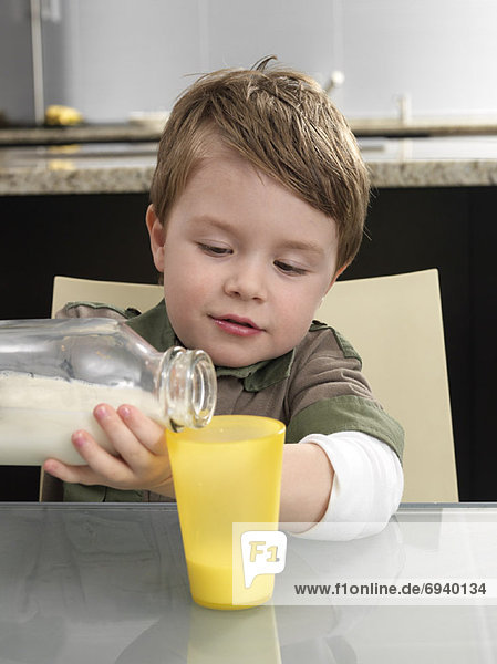 Junge - Person  eingießen  einschenken  klein  Milch