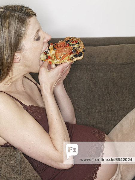 Frau Schwangerschaft Pizza essen essend isst
