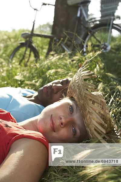 Paar im Gras liegend