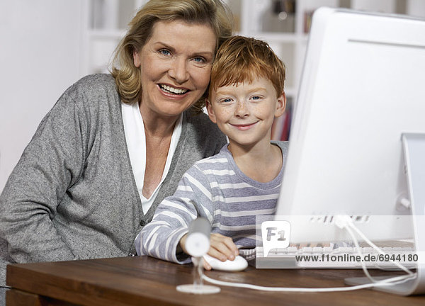 benutzen Computer Großmutter Enkelsohn