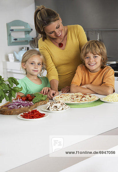 Mutter und Kinder in Küche