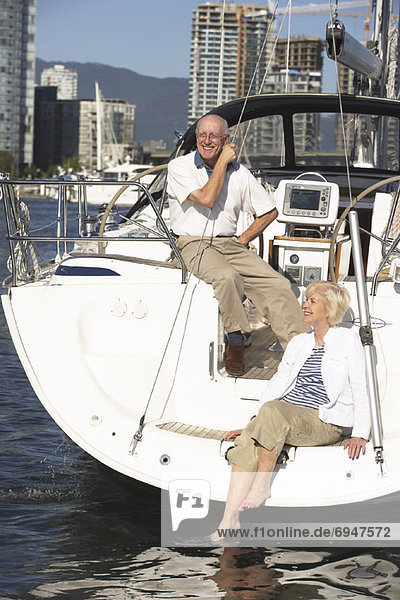 Paar auf Segelboot