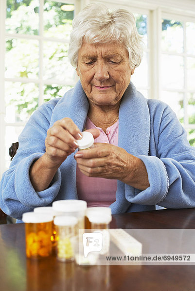 Senior  Senioren  Frau  sehen  Pille  Preisschild  Flasche