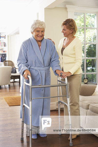 Senior  Senioren  benutzen  Frau  empfangen  Hilfe  wandern