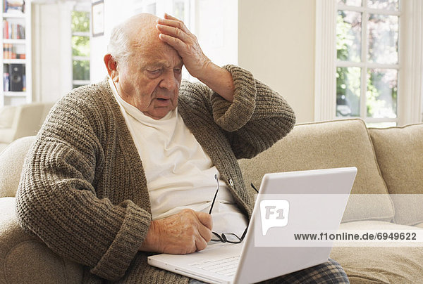 Senior Senioren benutzen Mann Computer Notebook