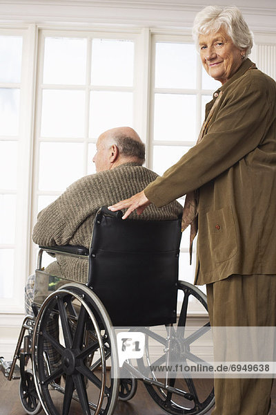 Senior Senioren Mann empfangen Hilfe Rollstuhl