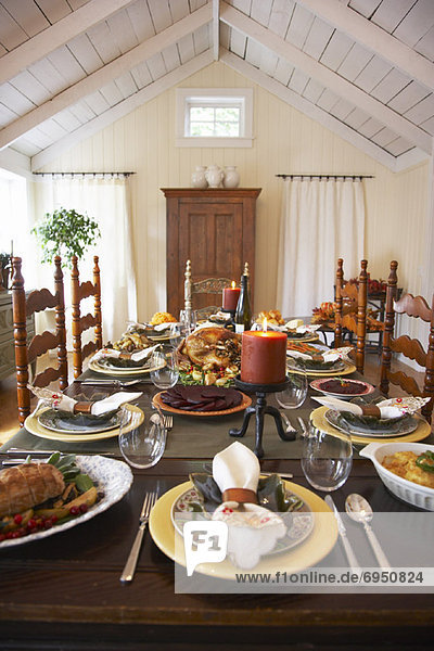 Traditioneller Truthahn mit Beilagen zu Thanksgiving