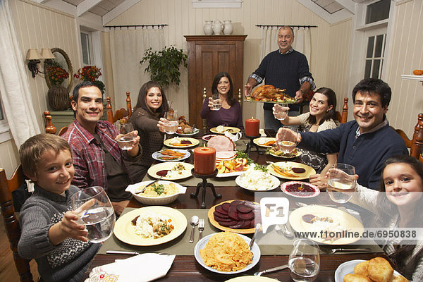Familie zu Thanksgiving-Dinner