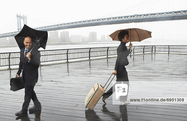 Vereinigte Staaten von Amerika USA Mensch Menschen gehen Brücke Regen New York City Business