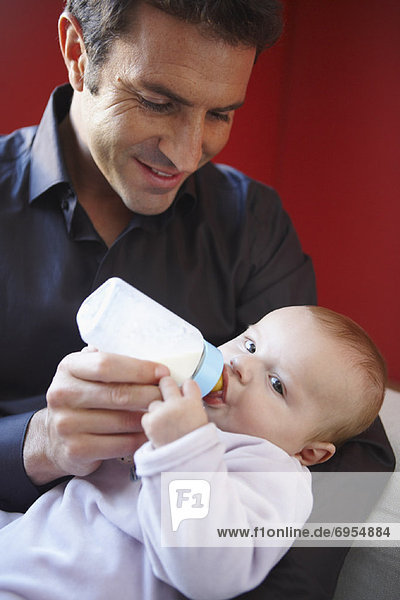 Menschlicher Vater Baby Flasche füttern