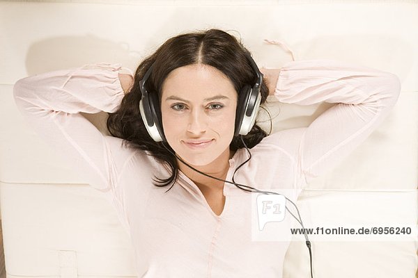 Frau Musikhören mit Kopfhörern