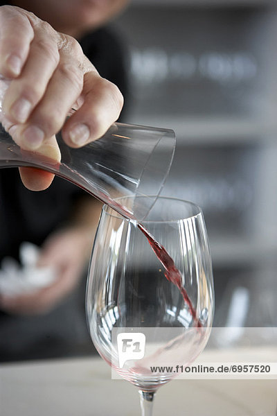 Glas eingießen einschenken Wein