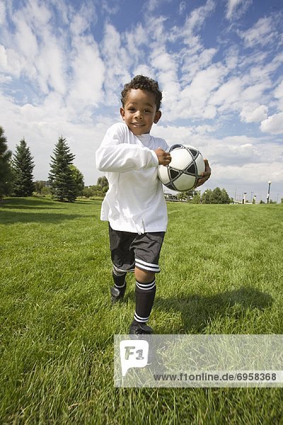 Junge - Person  rennen  Fußball  Ball Spielzeug