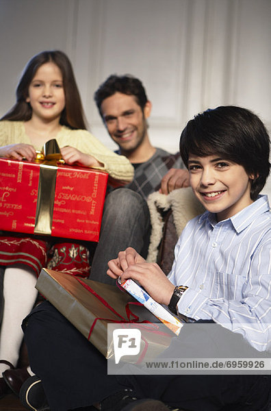 Geburtstagsgeschenk  Menschlicher Vater  Sohn  halten  Weihnachten  Tochter