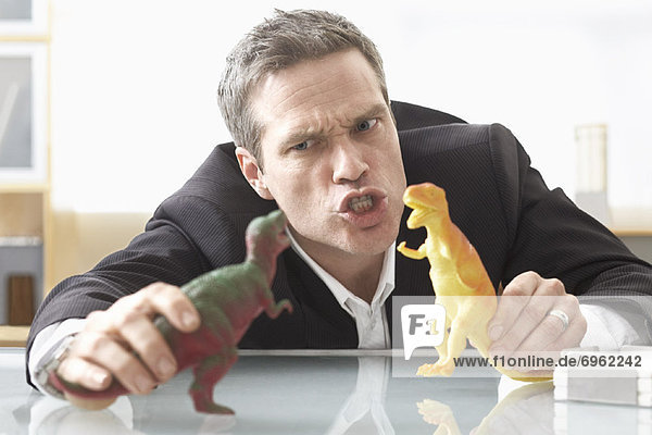 Geschäftsmann  Spielzeug  Dinosaurier  spielen