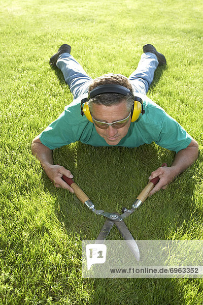 Mann schneiden Gras