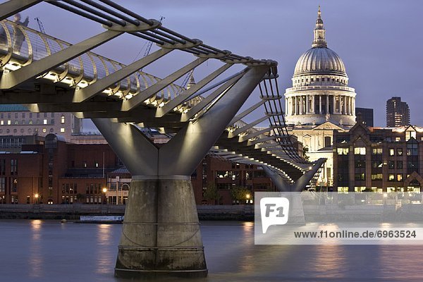 Millenium Bridge und Saint Pauls Kathedrale  London  England
