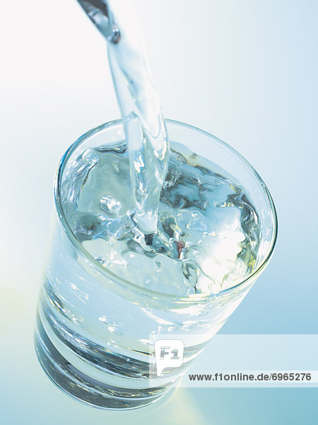 Wasser gießen in Glas