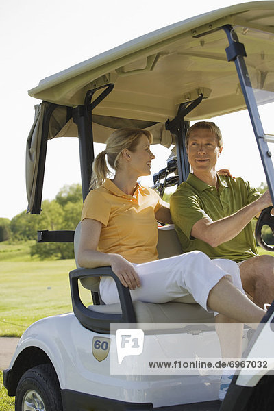 Paar in Golf-Cart