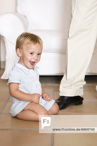 sitzend  Boden  Fußboden  Fußböden  Junge - Person  klein