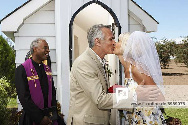 Braut und Bräutigam küssen