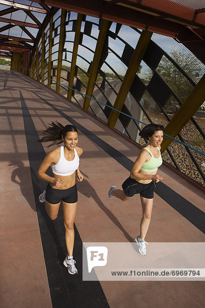 Vereinigte Staaten von Amerika  USA  Frau  rennen  Brücke  Arizona  2  Fußgänger  Tucson