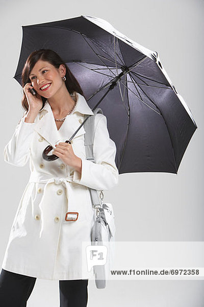Handy  Geschäftsfrau  sprechen  Regenschirm  Schirm  halten