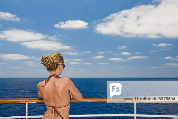 Frau  sehen  Bikini  Horizont  Schiff  Kreuzfahrtschiff