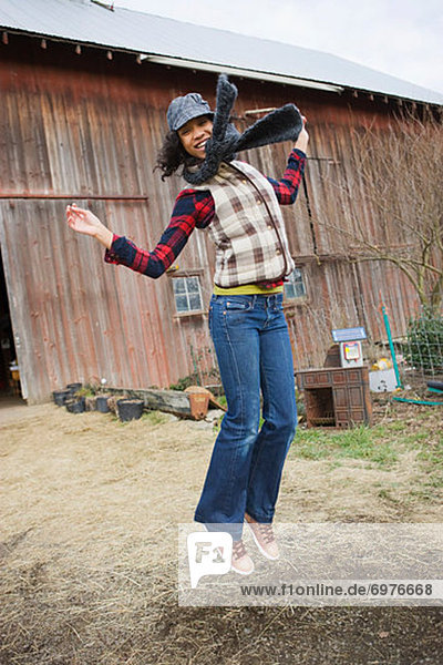Vereinigte Staaten von Amerika  USA  Jugendlicher  Bauernhof  Hof  Höfe  springen  Himmel  Mädchen  Oregon
