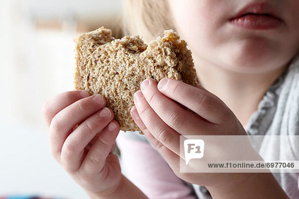 Mädchen essen Erdnussbuttersandwich