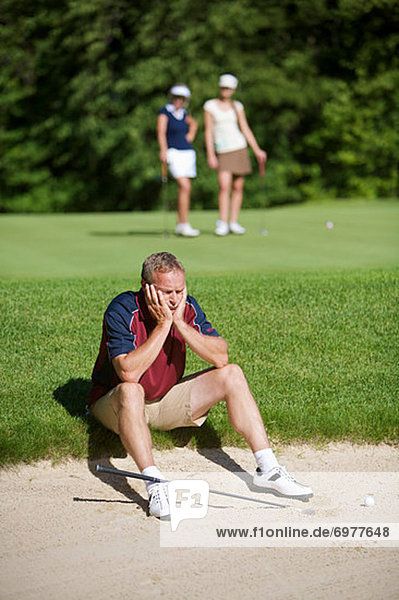 sitzend  Mann  Sand  Falle  Fallen  Golfsport  Golf  Kurs