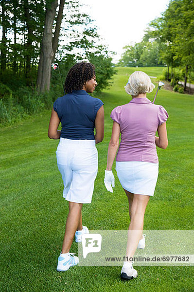 Frau  Rückansicht  gehen  Ansicht  Golfsport  Golf  Kurs